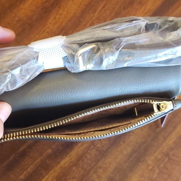 NWT Enzo Angiolini soft Green crossbody wallet purse With Gold Details - Picture 5 of 10